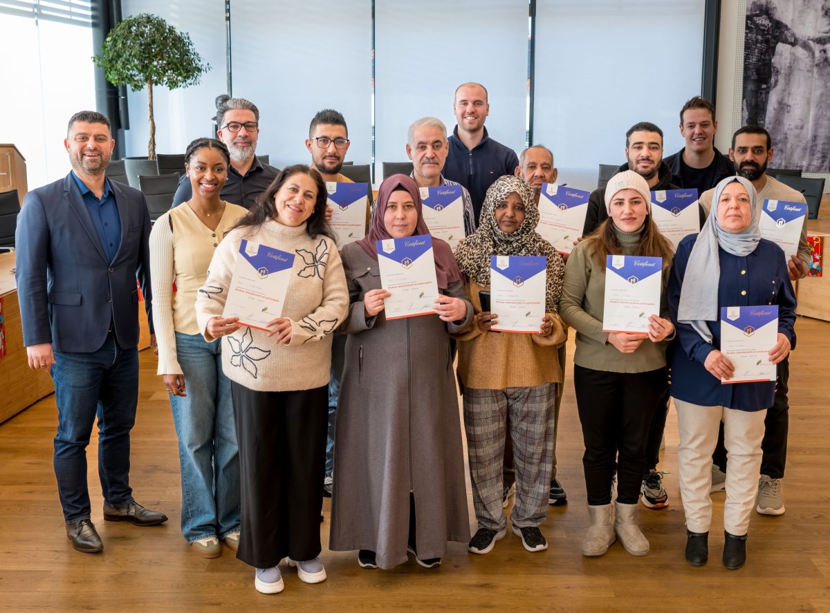 Groep deelnemers ontvangt certificaten tijdens een uitreiking