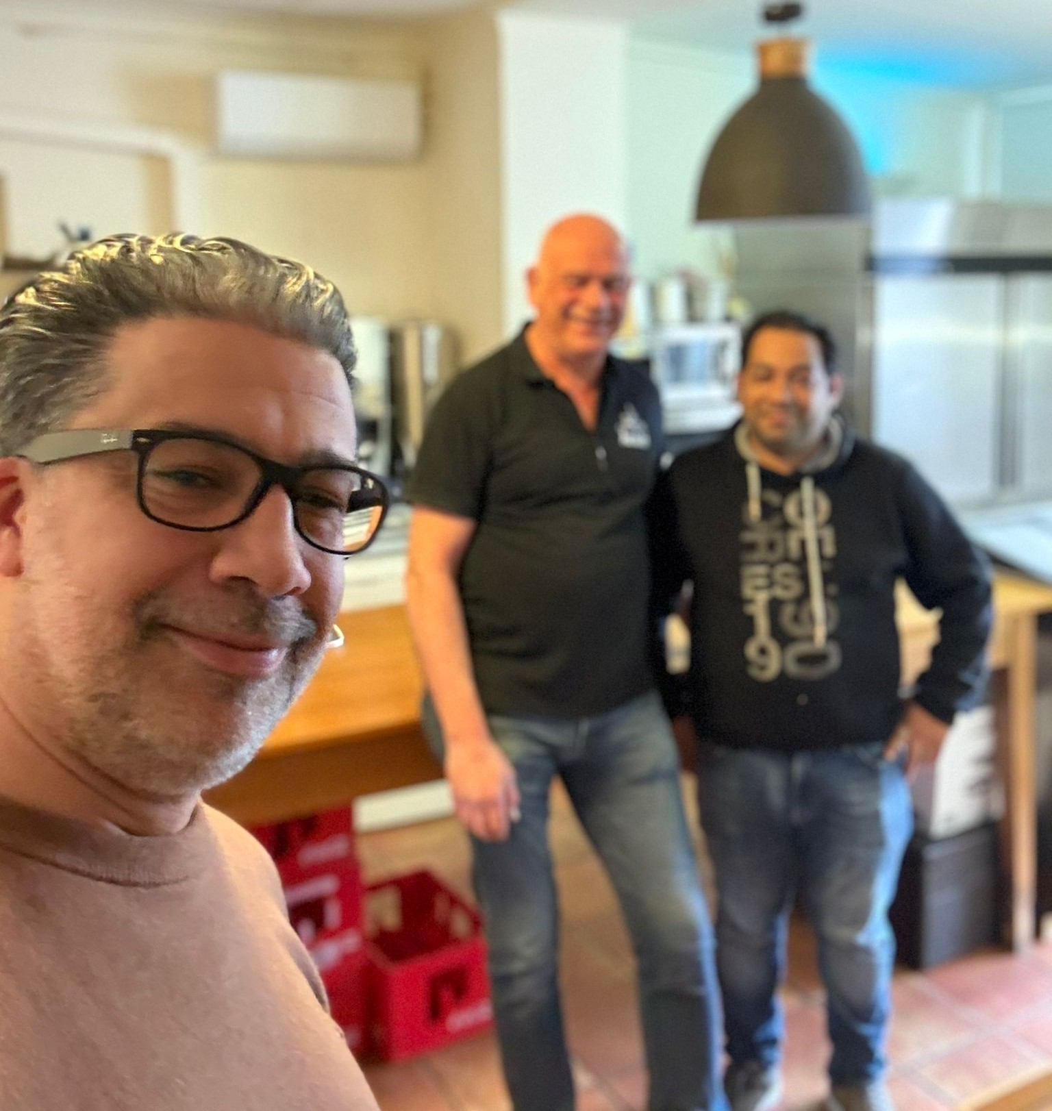 Amro, Fernon en trajectbegeleider Paul in Wielercafé Aan de Kirk