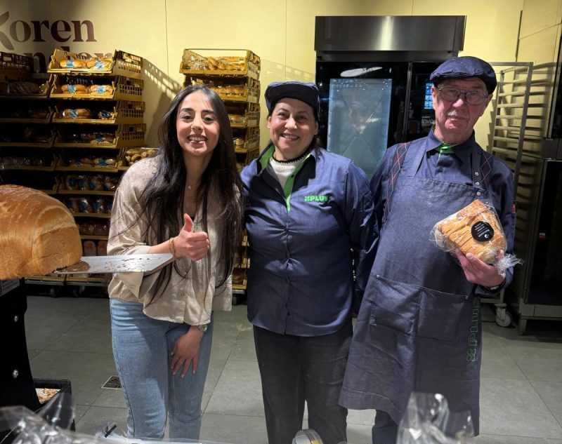 Sawsan aan het werk bij supermarkt de Plus